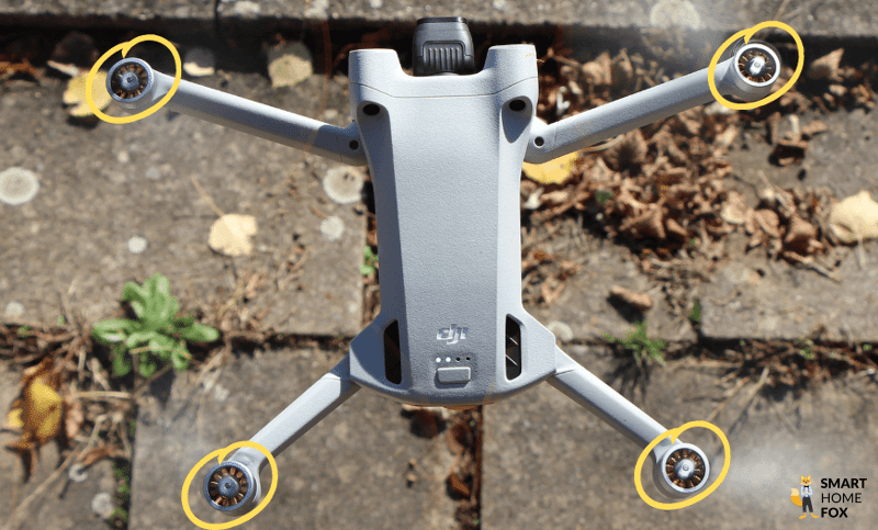 Der Rotor der DJI Mini 3 Pro Drohne befindet sich in der Nahaufnahme.